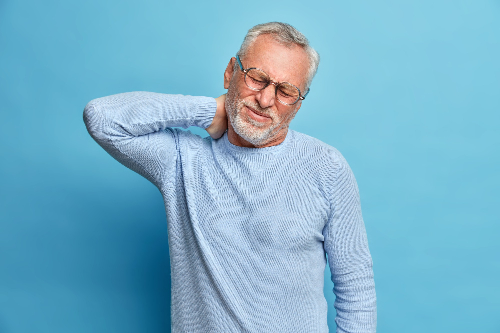 personne souffrant de douleurs de cou à cause de l'arthrose