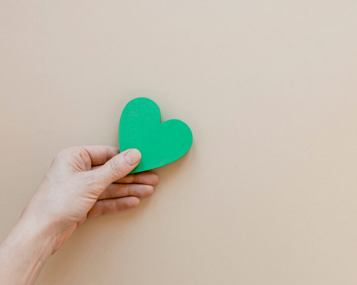 Main offrant un coeur, symbolisant le don d'organes