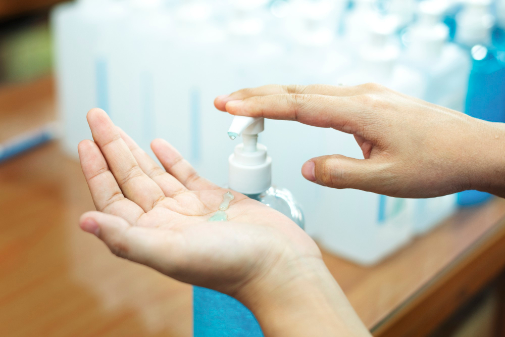 personne nettoyant ses mains avec du gel désinfectant
