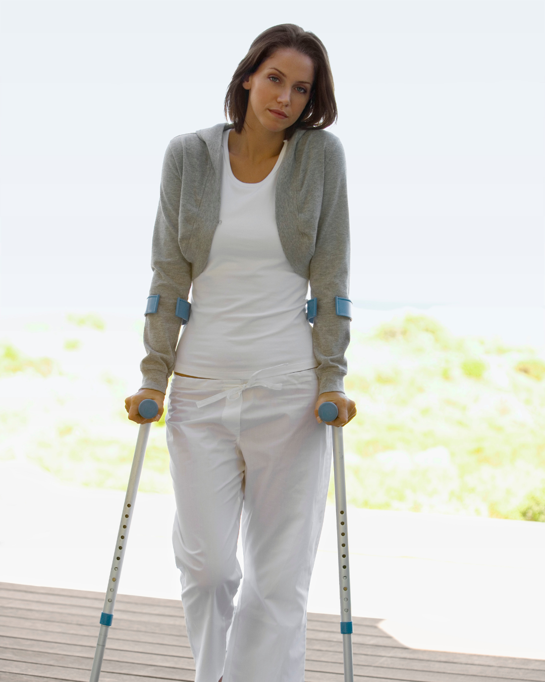 photo de femme en béquille à la sortie de l'hôpital