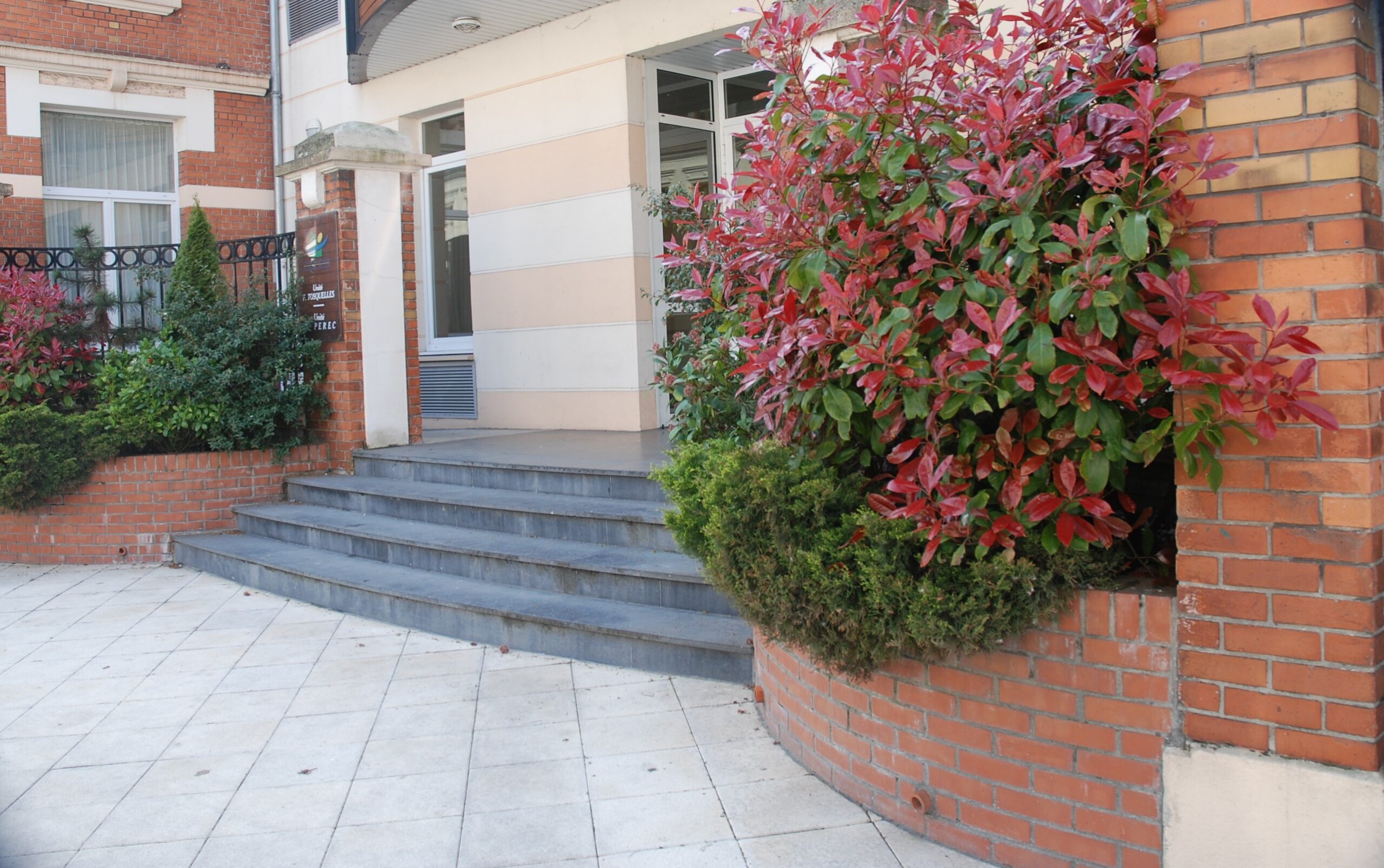 photo de la devanture du centre hospitalier de Saint-Amnd-les-Eaux